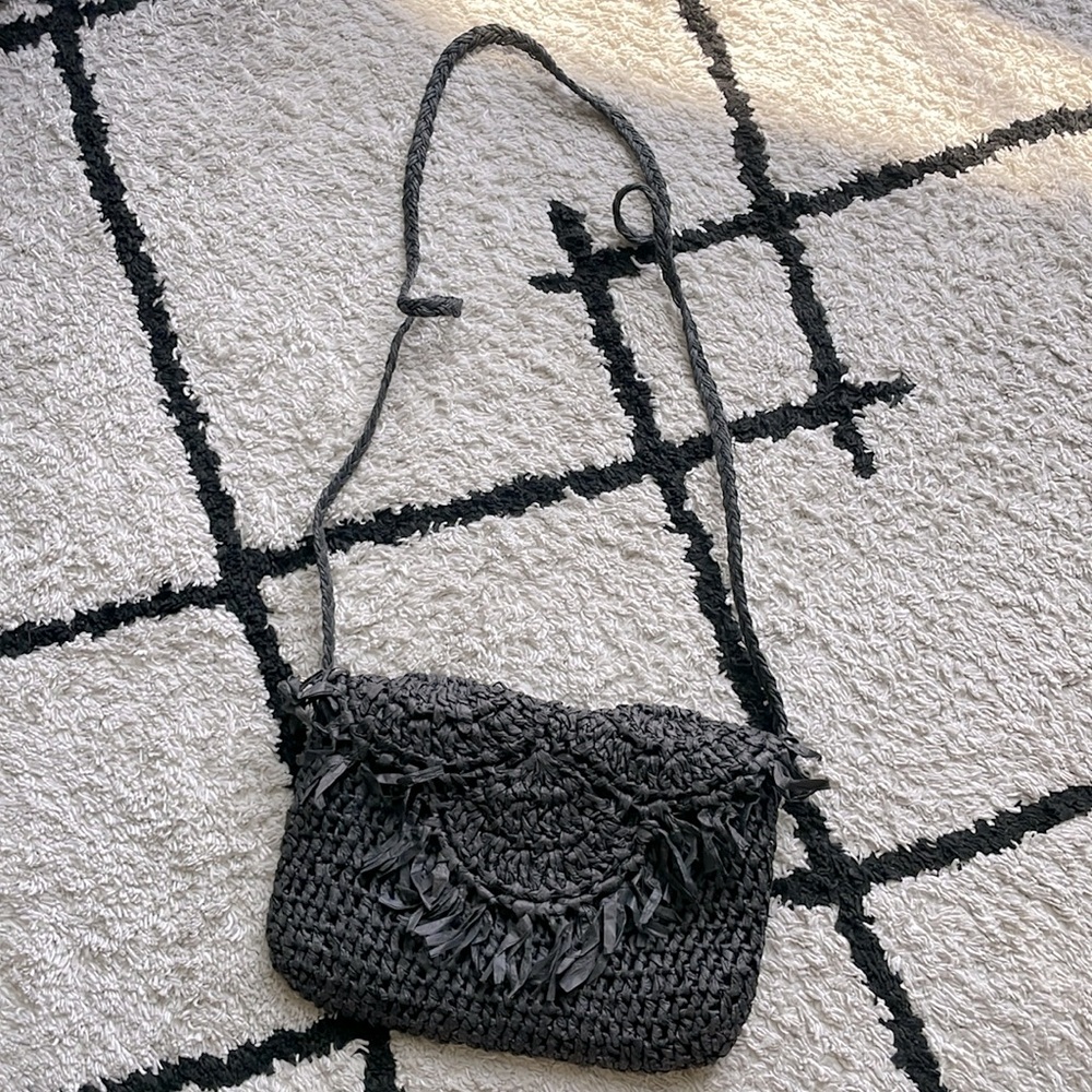 Boho Cross Body Straw Purse in Black with zipper and inner compartments